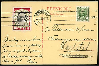 5 øre Fr. VIII og Julemærke 1911 på brevkort (Københavns nye Postgaard tegnet af Janus Laurentius Ridter) sendt fra postembedsmand i Kjøbenhavn d. 22.12.1911 til svensk kollega i Stockholm - eftersendt til Karlstad.