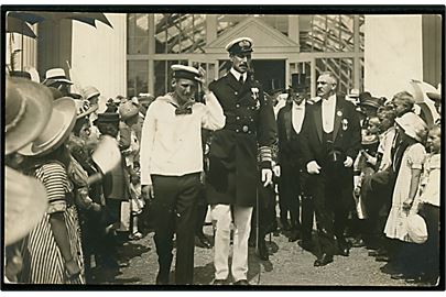 Kong Chr. X og kronprins Frederik besøger Landskrona utställningen 1913. Fotokort u/no.