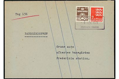 50 øre Bølgelinie og 2 kr. Rigsvåben på brev påskrevet Banegårdsbrev annulleret med rammestempel DSB Horsens Station d. 8.11.1973 til Fredericia. Påskrevet Tog 136 og afhentes banegården.