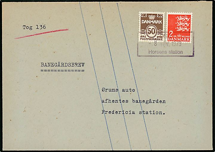 50 øre Bølgelinie og 2 kr. Rigsvåben på brev påskrevet Banegårdsbrev annulleret med rammestempel DSB Horsens Station d. 8.11.1973 til Fredericia. Påskrevet Tog 136 og afhentes banegården.