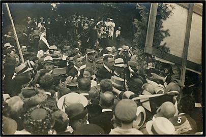 Genforening. Krusaa, Chr. X møder Flensborgerne ved korsvejen d. 12.7.1920. Fotokort u/no.