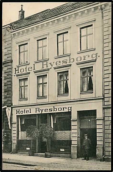Aarhus. Ryesgade med Hotel Ryesborg. Her får man Værelse fra 1-3 kr., samt et godt køkken. U/no. 