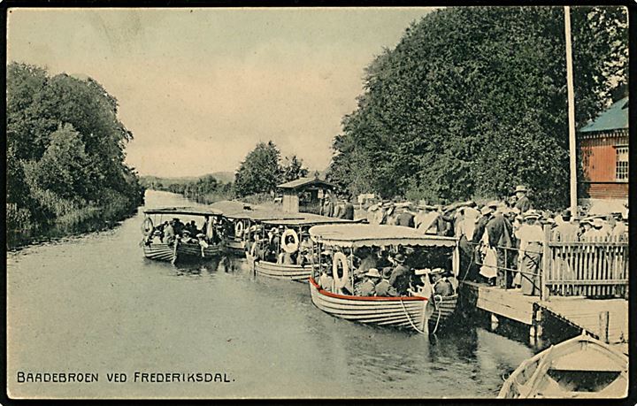 Frederiksdal bådebro med dampbåde. A. Vincent no. 3057. Kvalitet 8