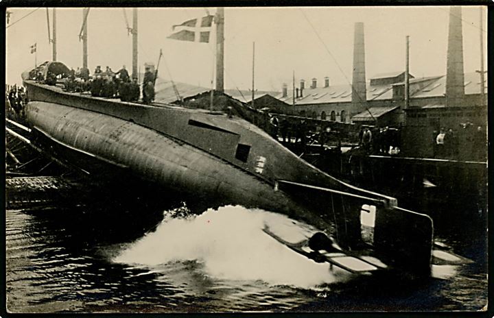 Marine. “Daphne”, undervandsbåd søsættes på Orlogsværftet d. 9.12.1925. Fotokort u/no. Kvalitet 8