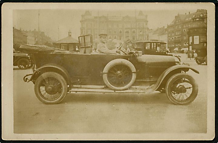 Adler model 1918 droske på Raadhuspladsen i København. Fotokort u/no. Kvalitet 7