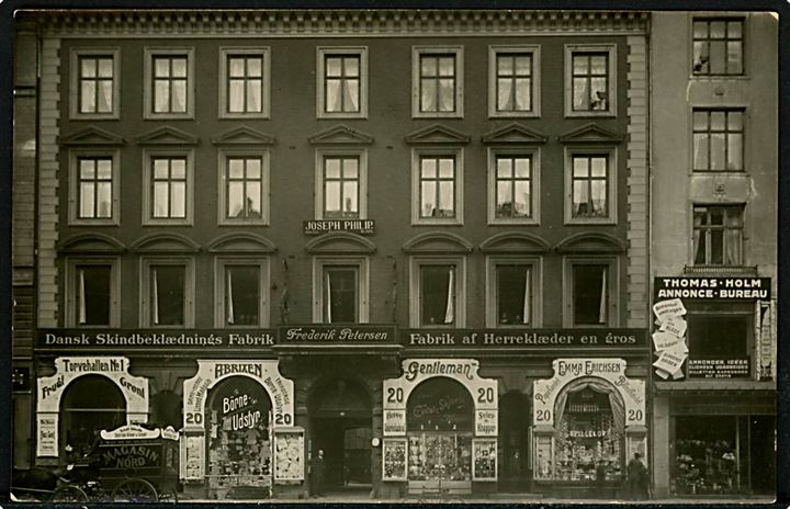 Frederiksborggade 18-20 med bl.a. papirhandel med salg af postkort. Fotokort u/no. Kvalitet 8