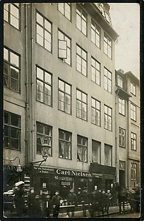 Pilestræde 45 med Carl Nielsens skotøjshandel. Fotokort u/no. Kvalitet 7