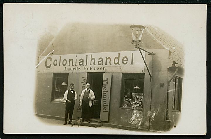Langebrogade 1 Lauritz Petersens colonialhandel. Fotokort u/no. Kvalitet 8
