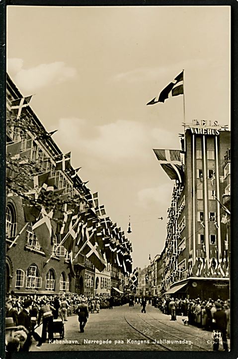 Nørregade ved Daells Varehus udsmykket i anledning af kongens regentjubilæum i 1937. A. Vincent no. 112. Kvalitet 9