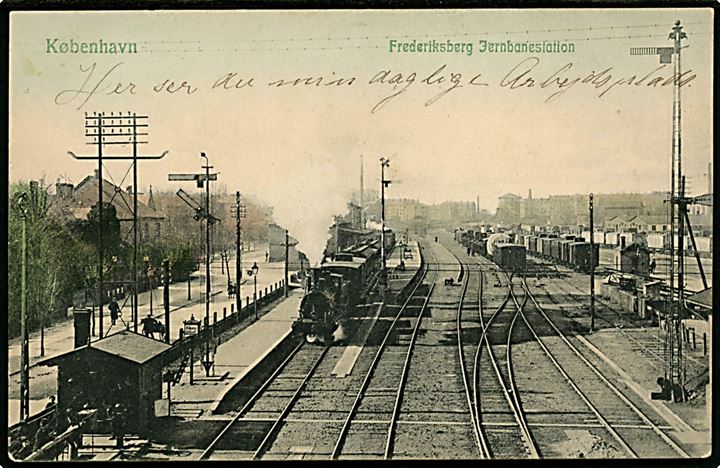 Frederiksberg Jernbanestation med holdene damptog. P. Alstrup no. 9347. Kvalitet 7