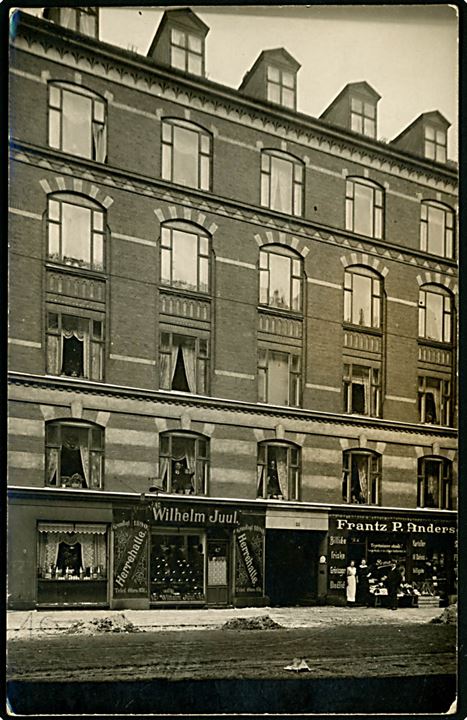 Nordre Frihavnsgade 47 hattemager Wilhelm Juul og Fritz P. Andersens grønthandel. Fotokort u/no. Kvalitet 7
