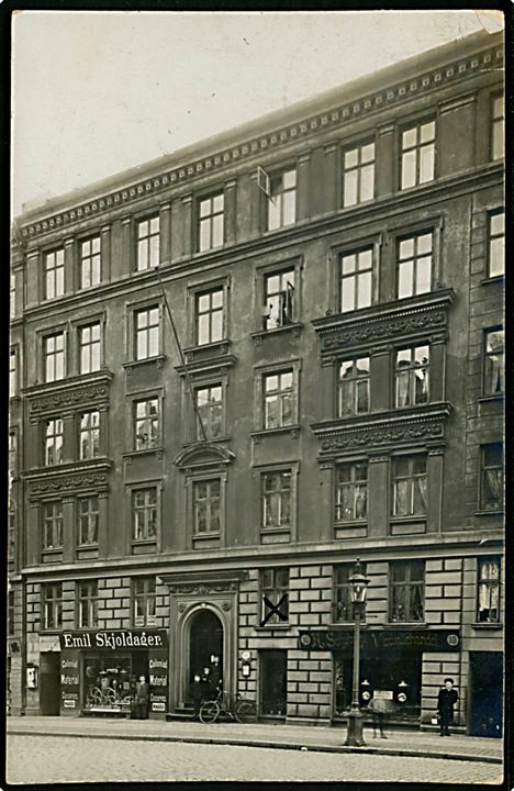 Classensgade 10 Schubert’s Viktualiehandel og Emil Skjoldager material- og kolonialhandel. Fotokort u/no. Kvalitet 7