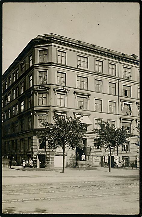 Østerbrogade 126 hj. Aalborggade 2 H. L. Petersen’s viktualiehandel. Fotokort u/no. Kvalitet 7