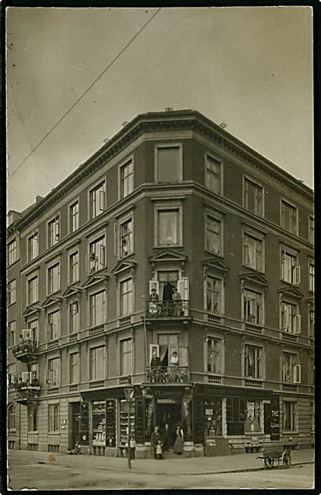 Strandboulevarden 31 hj. Præstøgade 16 Kolonial- & Delikatessehandel. Fotokort u/no. Kvalitet 7