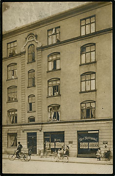 Koldinggade 2 hj. Løgstørgade 9 Hotel “Koldinggaard” med Billard og Uhrforretningen “Klokken”. Fotokort u/no. Kvalitet 7