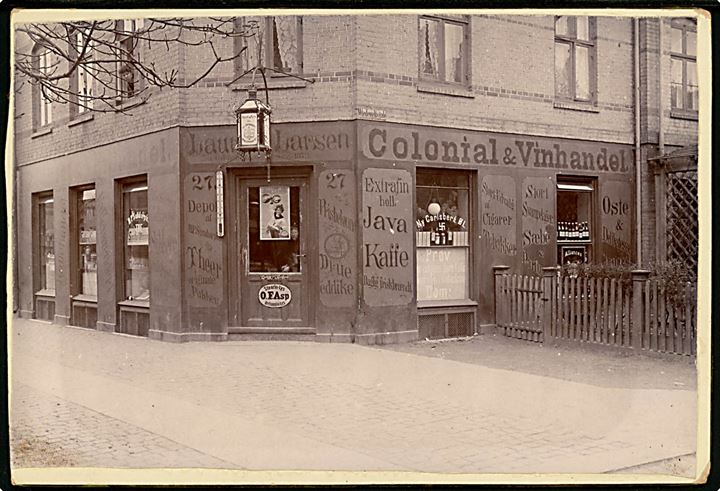Øster Farimagsgade 29 hj. Wiedeweltsgade med L. Larsen’s Colonial & Vinhandel. Foto monteret på karton. Kvalitet 7