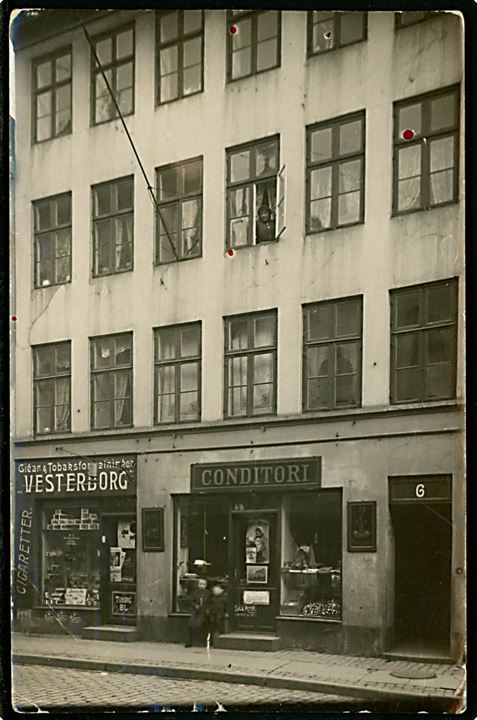 Borgergade 6 Cigar & Tobakforretning “Vesterborg” og conditori. Fotokort u/no. Nålehul. Kvalitet 6