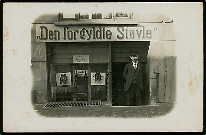 Erhverv. Skotøjshandel “Den forgyldte Støvle”. Facadekort anvendt i København 1910. U/no. Kvalitet 7