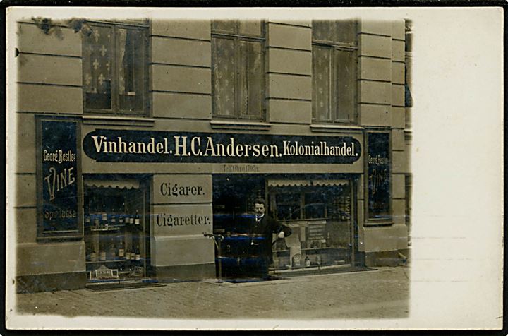 Stockholmsgade 13 H. C. Andersen Vin- og Kolonial-Handel. Fotokort u/no. Kvalitet 7