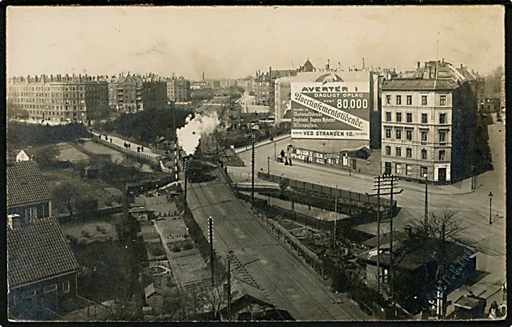 Aaboulevard med jernbane og damptog. I baggrunden “Café Tramway”. Fotograf H. C. Hvilsom u/no. Kvalitet 7