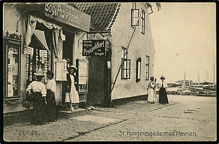 Dragør, St. Kongensgade Dragør Bog- & Papirhandel med salg af “Prospektkort fra Dragør”. No. 15581. Kvalitet 7
