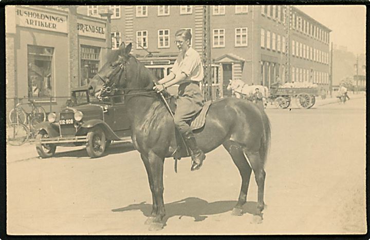 Brønshøj, Degnemose Allé med hest og rytter, samt automobil og i baggrunden sporvogn. Fotokort u/no. Kvalitet 7