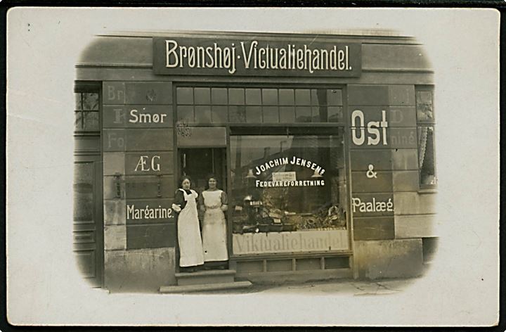 Brønshøj, Frederikssundsvej 147 med “Brønshøj Victualiehandel”. Fotokort u/no. Kvalitet 7
