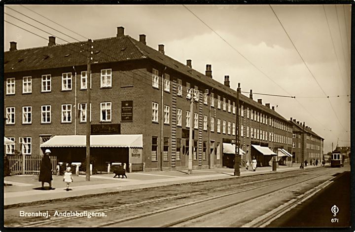 Brønshøj, Frederikssundsvej 128 “Andelsboligerne” med sporvogn i baggrunden. J. Calberg u/no. Kvalitet 9