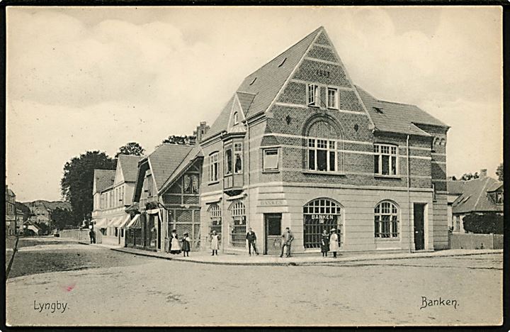 Lyngby, Hovedgade 9 med bank. Stenders no. 18589. Kvalitet 8