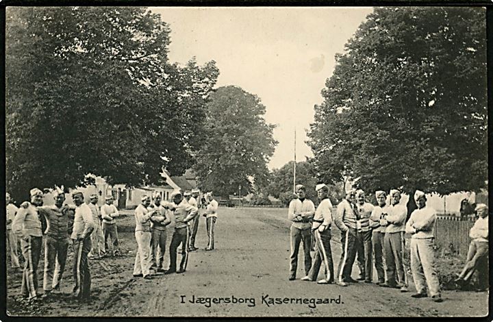 Jægersborg, Kasernegaard med soldater fra Den kgl. Livgarde. Stenders no. 17723. Kvalitet 8