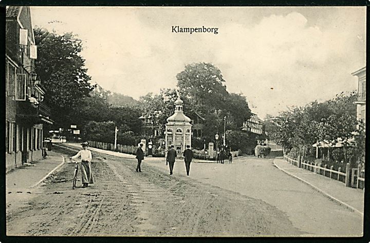 Klampenborg, gadeparti med aviskiosk. Budtz Müller & Co. no. 561. Kvalitet 9