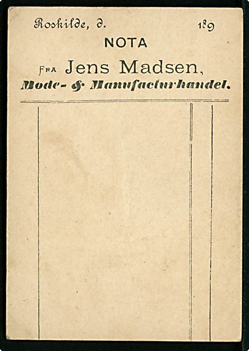 Dreng med Tøndebånd. Kartonkort med nota fra Jens Madsen’s Mode- og Manufakturhandel i Roskilde 189?. Kvalitet 7