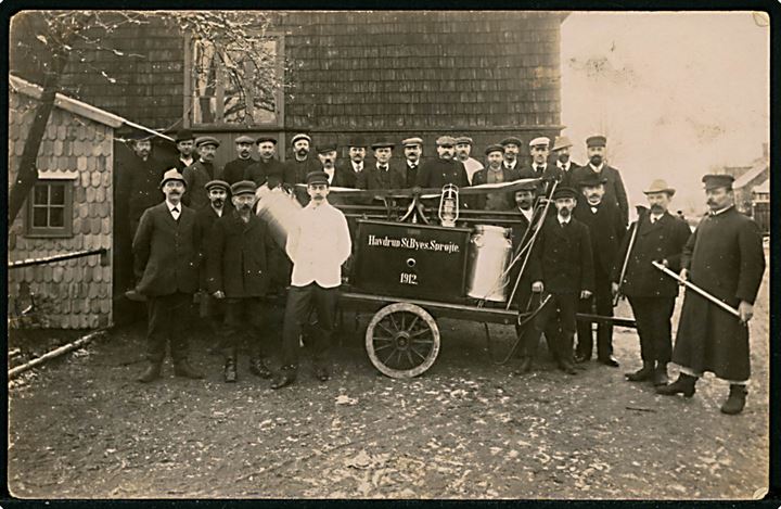 Havdrup, “Havdrup St. Byes Sprøjte” af 1912 med frivillige brandfolk. Fotokort u/no. Kvalitet 7