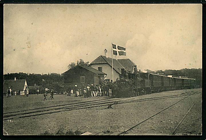 Hornbæk jernbanestation med udsmykket damptog ved indvielsen 22.5.1906. Boelsen & Wejby Nielsen K341. Kvalitet 8