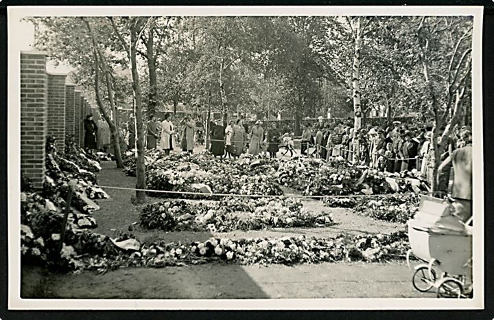 Verdenskrig 2. Købh., Mindelund med blomster. Fotokort u/no. Kvalitet 9