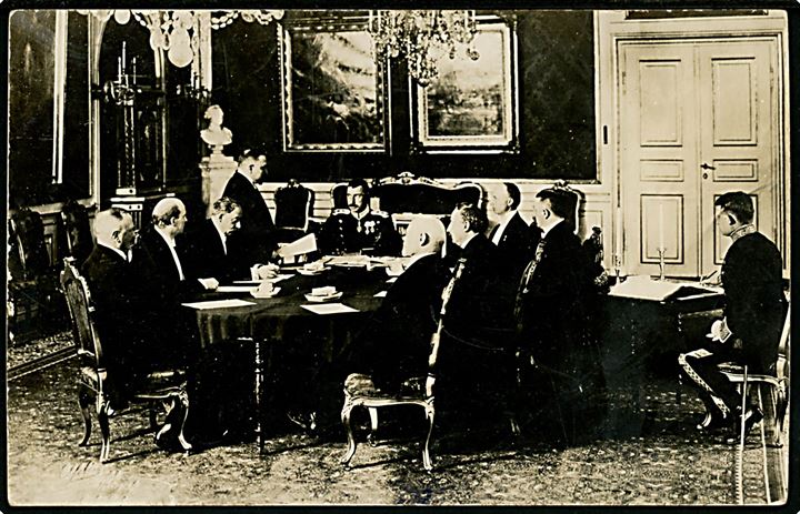 Kong Chr. X underskriver Grundloven d. 5. juni 1915. Fotograf Elfelt. P. Heckscher u/no. Anvendt 1935. Kvalitet 7