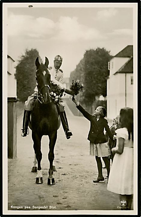 Kong Chr. X til hest ved Sogenfri slot. A. Vincent no. 570. Kvalitet 8a