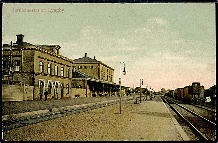 Lyngby jernbanestation med godsvogne. GM no. 2182. Kvalitet 7a