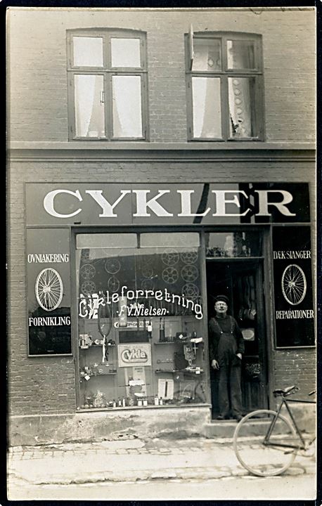 Erhverv. Cykelsmed F. Vilhelm Nielsen med sin forretning. Facade i København. Fotokort u/no. Kvalitet 8