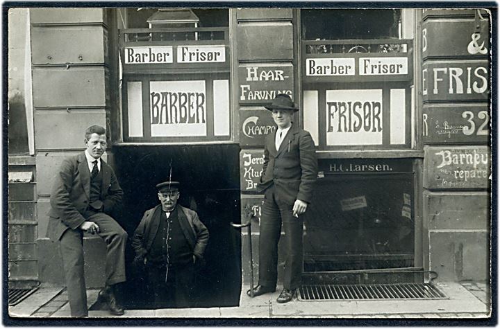 H.C. Larsen’s Barber og Frisørsalon. Fotokort u/no. Lodret fold. Sted ukendt. Kvalitet 6