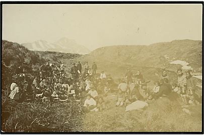 Grønland, Arsuk, indbyggere på udflugt. Fotokort ca. 1910.