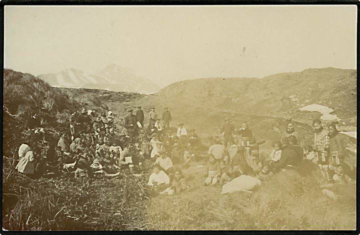 Grønland, Arsuk, indbyggere på udflugt. Fotokort ca. 1910.