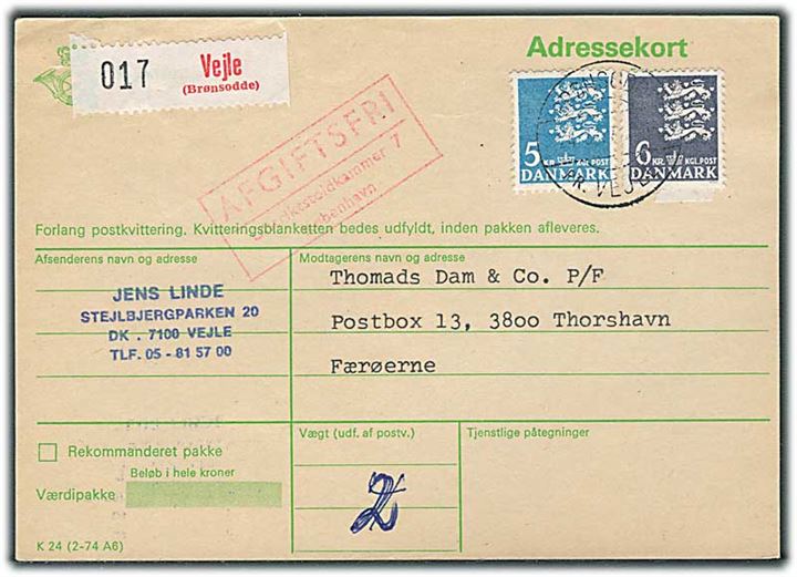 5 kr. og 6 kr. Rigsvåben på adressekort for pakke annulleret med pr.-stempel Brønsodde pr. Vejle d. 24.3.1977 til Thorshavn, Færøerne.
