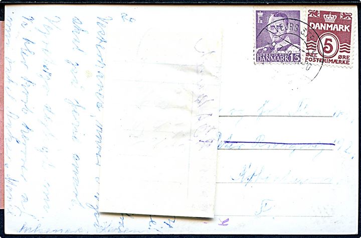 5 øre Bølgelinie og 15 øre Fr. IX på brevkort (Vejers Strand) med brotype IIc fra sommer-postekspeditionen Vejrs Strand sn1 d. 9.7.1954 til København. Omadr. og forespurgt med flere etiketter.