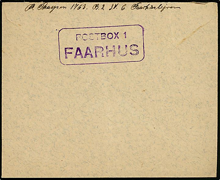 20 øre Chr. X på brev annulleret Faarhus d. 13.9.1946 til Tønder. Sendt fra indsat landsviger, 1763 A. Thaysen, i Faarhuslejren med fange-nr. påskrevet under frimærke og Afs.-stempel “POSTBOX 1 FAARHUS” på bagsiden.