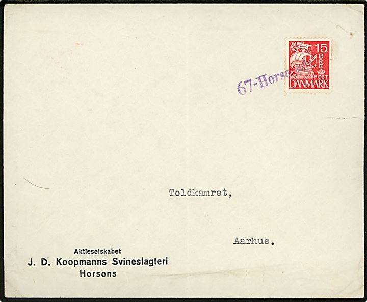 15 øre Karavel på fortrykt kuvert fra Aktieselskabet J. D. Koopmanns Svineslagteri i Horsens annulleret med violet jernbanestempel “67-Horsens G.” ca. 1940 til Toldkamret i Aarhus. Fold og lille rift.