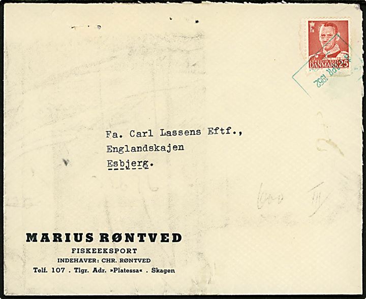 25 øre Fr. IX på brev fra Marius Røntveds Fiskeexport annulleret med grønt jernbanestempel Skagen / S.B. d. 11.4.1952 til Esbjerg. S.B. = Skagensbanen. Nålehuller.