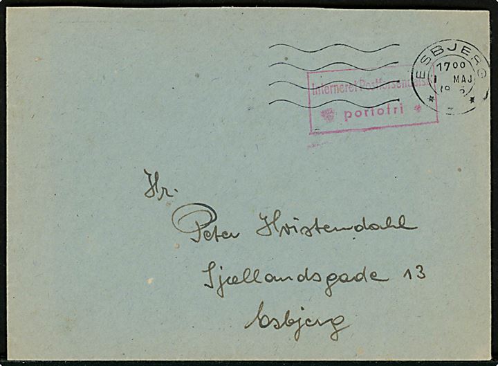Ufrankeret brev fra Tarplejren med rødt rammestempel: “Interneret Postforsendelse * portofri *” sendt lokalt i Esbjerg d. 1.5.1946.