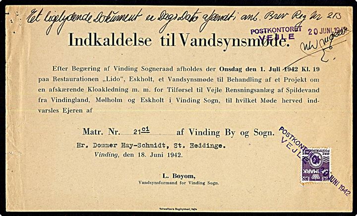10 øre Bølgelinie som gebyr annulleret Postkontoret Vejle d. 20.6.1942 på “Indkaldelse til Vandsynsmøde” påskrevet “Et ligelydende Dokument er Dags dato afsendt i anb. Brev Reg. nr. 213”. Nålehuller.