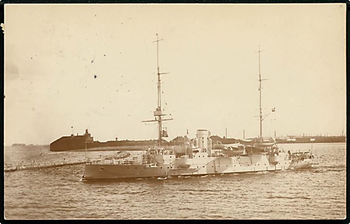 5 øre Fr. VIII på brevkort (krydseren “Heimdal”) dateret i Nordsøen d. 21.6.1912 og annulleret med skibsstempel “Fra Island” og sidestemplet Kjøbenhavn d. 30.6.1912 til Odense. Krydseren “Heimdal” var på rejse som kadetskib til Færøerne, Island, samt Kingstown og Boulogne (28.5.-14.9.1912).